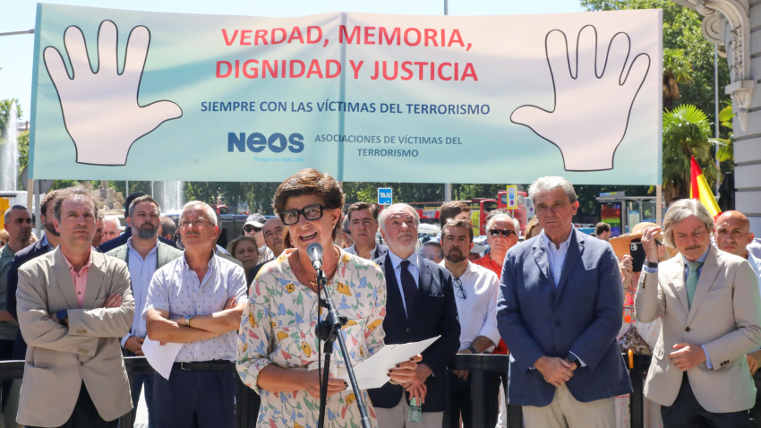(Foto de ARCHIVO)La expresidenta del PP vasco, María San Gil, lee un manifiesto durante una concentración por el 25 aniversario del asesinato de Miguel Ángel Blanco, en la plaza de las Cortes, frente al Congreso de los Diputados, a 8 de julio de 2022, en Madrid (España). La Asamblea de Asociaciones por la Vida, la Libertad y la Dignidad y la Plataforma Cada Vida Importa (NEOS) ha convocado una concentración por el 25 aniversario del asesinato de Miguel Ángel Blanco a manos de la banda terrorista ETA y como represalia por la liberación de José Antonio Lara, el funcionario de prisiones que permaneció secuestrado por ETA entre 1996 y 1997. Además, durante la concentración, han rechazado la presencia de miembros del Gobierno al homenaje a Miguel Ángel Blanco, organizado por el Ayuntamiento de Ermua el próximo domingo, 10 de julio. Vox ha manifestado su apoyo a la protesta.Marta Fernández / Europa Press08 JULIO 2022;ETA;ANIVERSARIO;ASESINATO;EUSKADI;MIGUEL ANGEL BLANCO08/7/2022