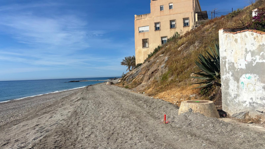 La pasarela que une las playas de Castell y Cambriles pone fin a una demanda histórica
