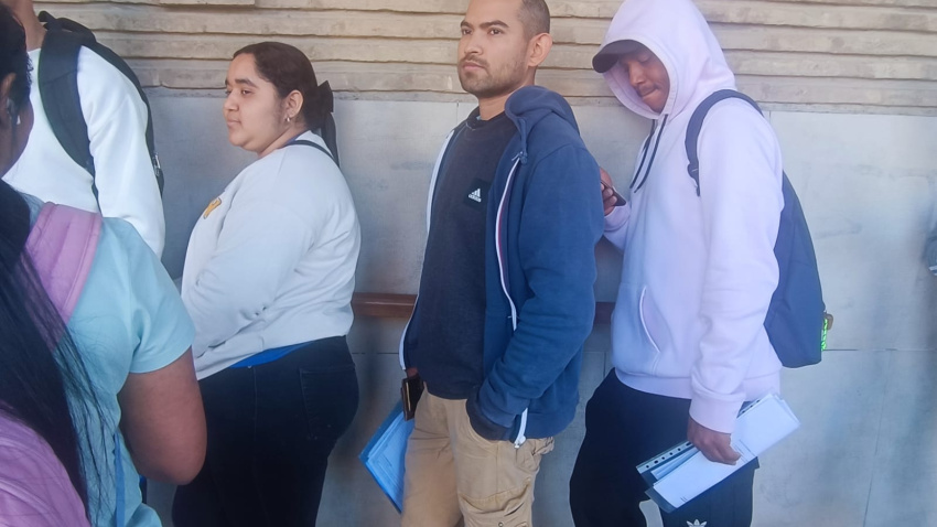 Mauricio, migrante de Nicaragua, en la fila del Ayuntamiento