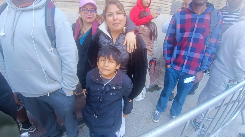 Gladys, peruana de 45 años, junto a su hijo, de  6 años