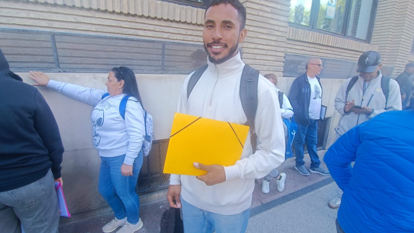 Carlos, de Colombia, espera su turno en el proceso