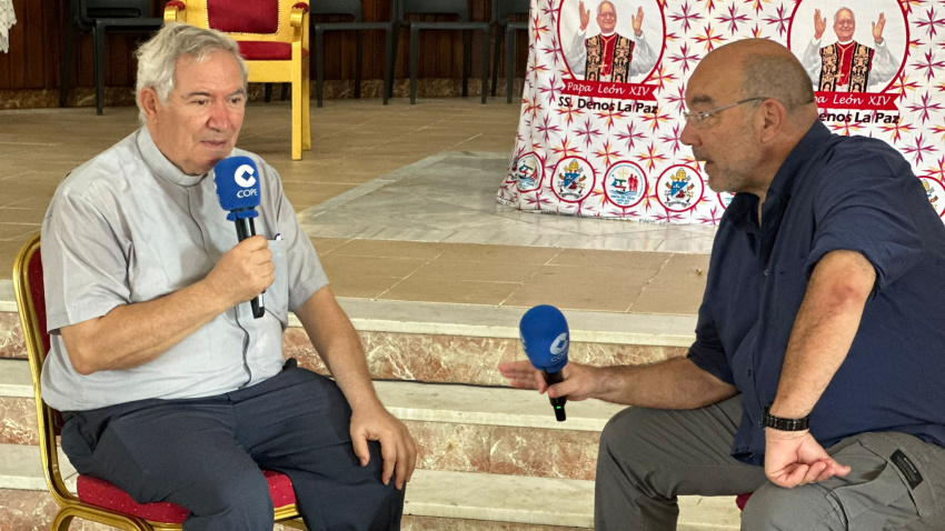 El padre Luis Javier Palenzuela conversa con Expósito en Malabo