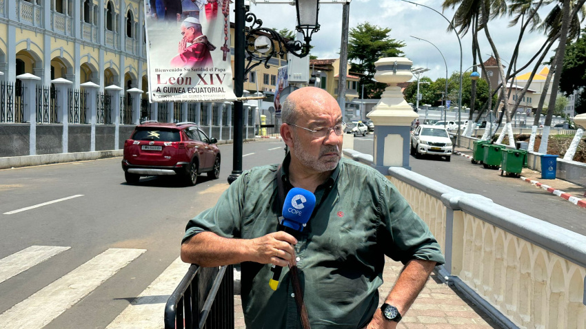 Expósito posa en las calles de Malabo, en Guinea Ecuatorial