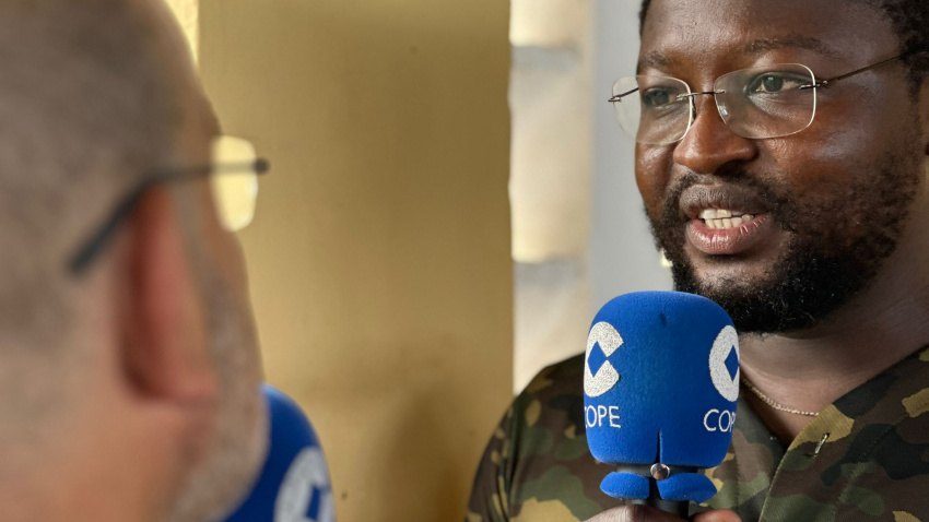 Bienvenue, director del 'Colegio Español de Malabo' (Guinea Ecuatorial), con Ángel Expósito