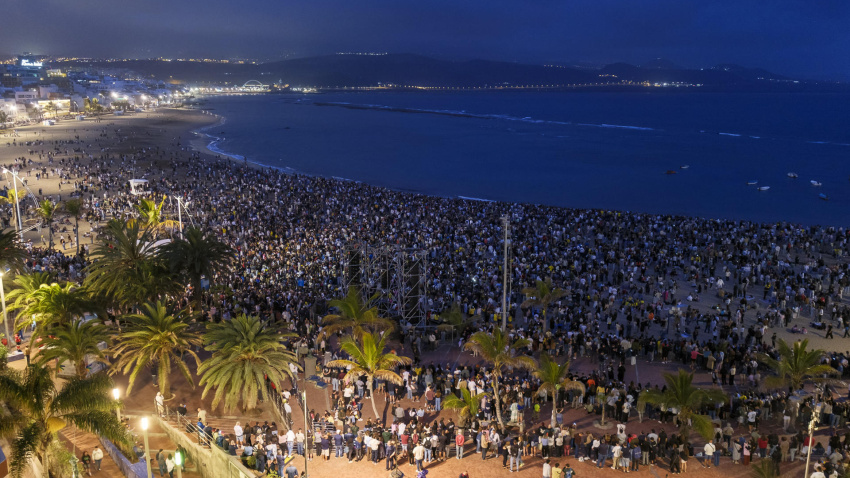 El cantante Quevedo ha citado a sus seguidores este lunes en la playa de Las Canteras de Las Palmas de Gran Canaria, donde mediante un espectáculo con drones ha anunciado la salida de su nuevo disco "El Baifo". EFE/Ángel Medina