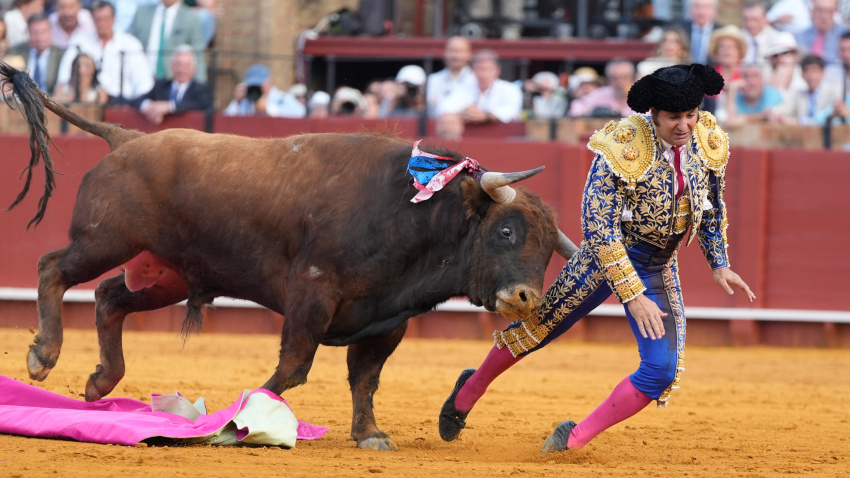 Cogida de Morante de la Puebla en la décima corrida de la Feria de Sevilla.