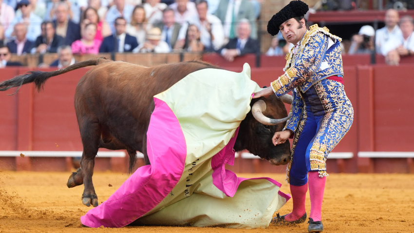 Cogida de Morante de la Puebla en la décima corrida de la Feria de Sevilla. A 20 de abril del 2026 en Sevilla (Andalucía, España)