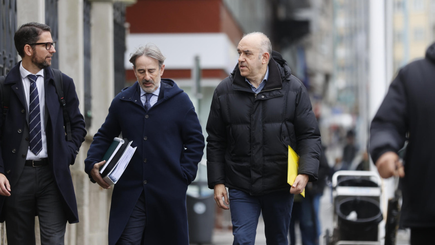 Llegada a la Audiencia Provincial de A Coruña, donde continúa el juicio por estafa y apropiación indebida de una Primitiva millonaria, con un premio de 4,7 millones de euros