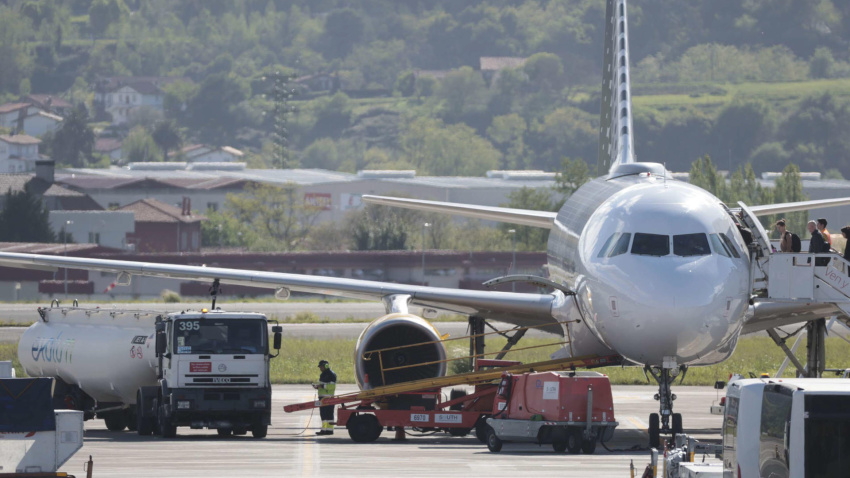 Un camión de queroseno suministra combustible a un avión antes de despegar
