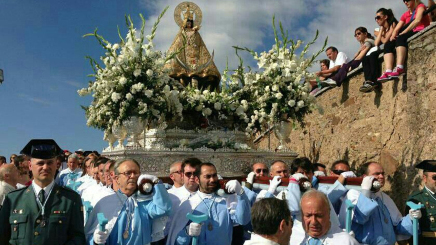Otro momento de la procesión de Bajada de la Virgen de la Montaña