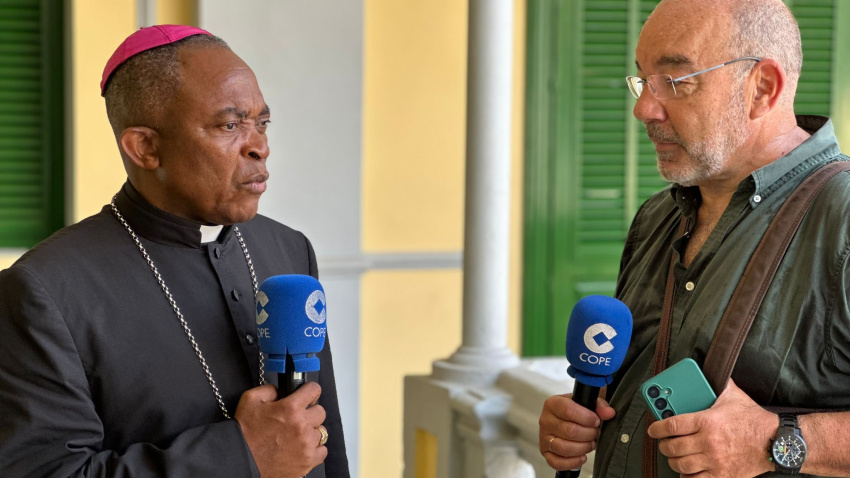 Juan Nsue Edjang Mayé, arzobispo de Malabo, con Ángel Expósito, director de 'La Linterna'