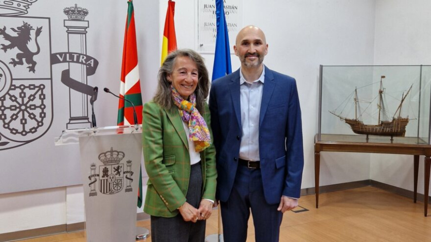 El nuevo delegado, Enric Armengol, junto a la delegada del Gobierno en Euskadi, Marisol Garmendia