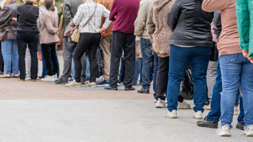 Grupo de inmigrantes haciendo cola