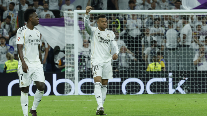 Mbappé celebra con Vinicius su gol en el Real Madrid - Alavés