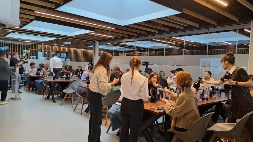 Reparto de nuevas bebidas en la cita de Vitoria