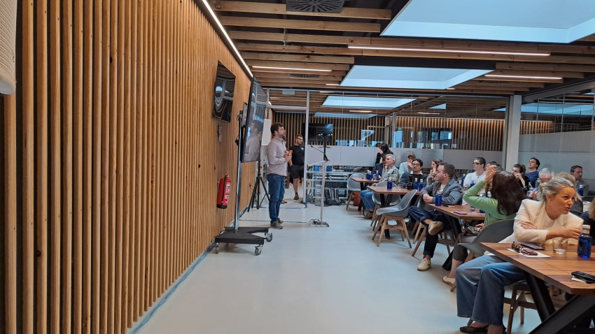 Otro de los ponentes exhibe sus bebidas