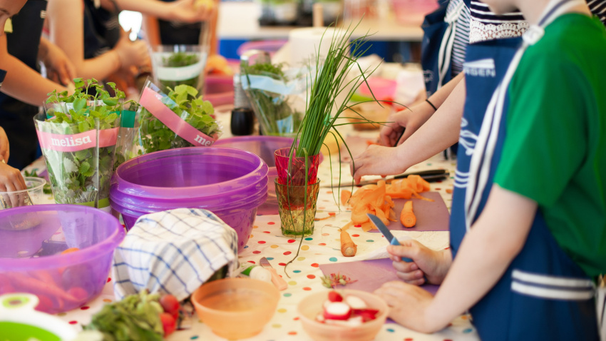 niños cocinando