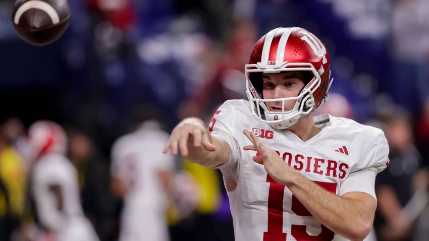 Fernando Mendoza lanza un pase durante un partido con la Universidad de Indiana