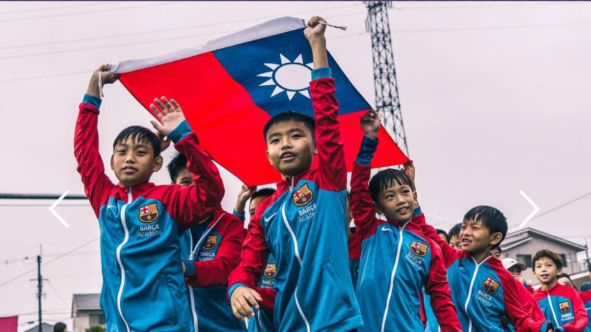 Imagen de la polémica en la que unos niños con la camiseta del Barça sostienen una bandera de Taiwan.