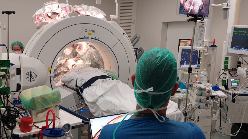 Médicos del Hospital de Sant Pau durante la operación