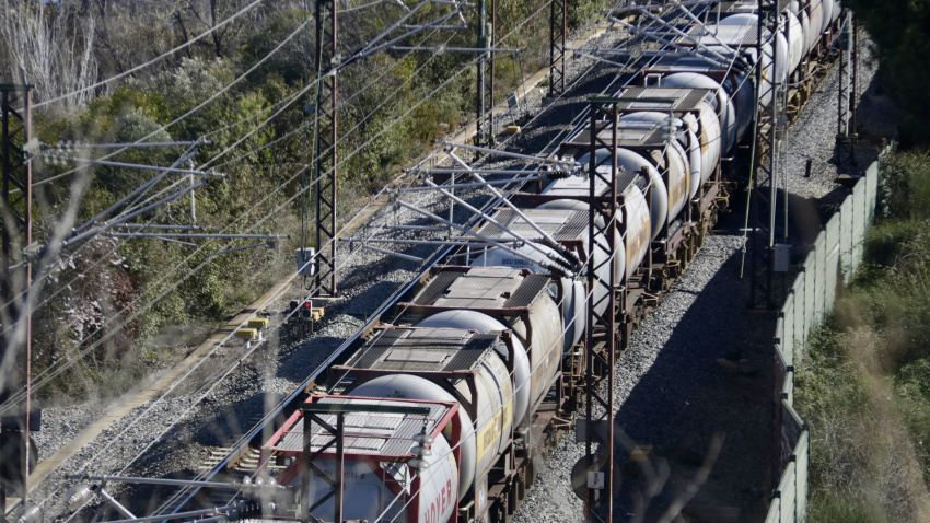 Un tren a punto de entrar al túnel de Rubí