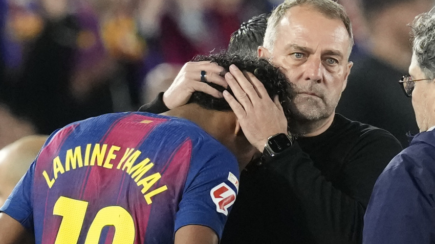 Lamine Yamal recibe el apoyo de su entrenador tras la lesión en el Barça-Celta