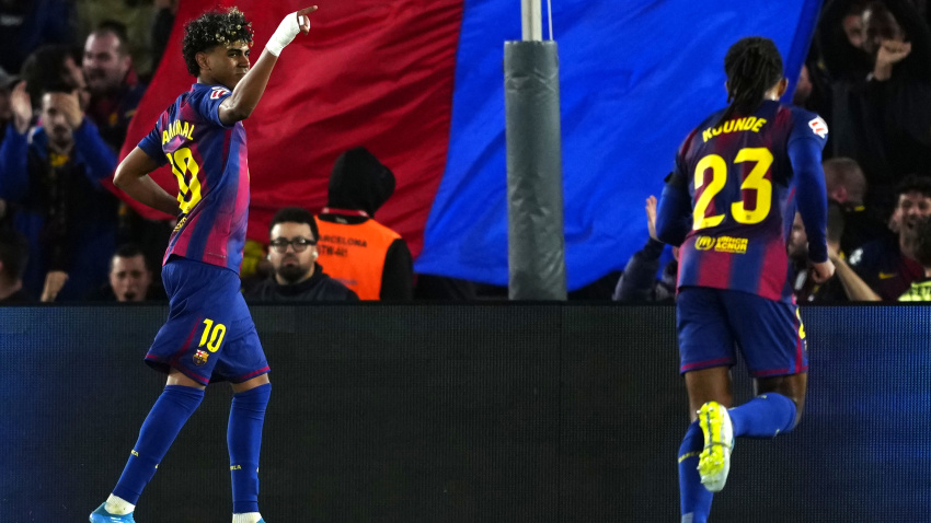 Lamine Yamal pide el cambio tras su lesión en el Barça-Celta