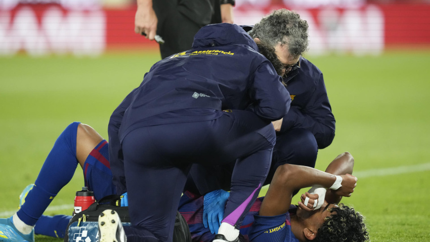 Lamine Yamal se duele tras lanzar el penalti contra el Celta