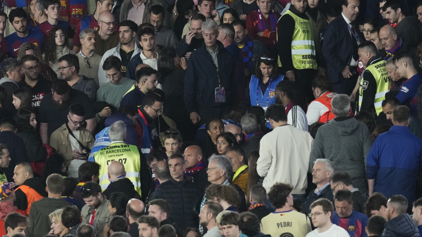 Atención en la grada del Camp Nou durante el Barça-Celta