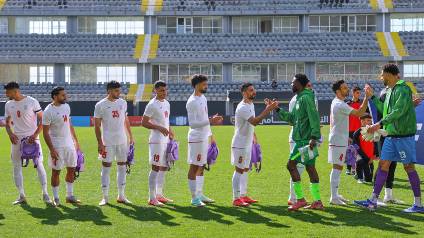Los jugadores de Irán saludan a los de Nigeria antes de un amistoso en el mes de marzo