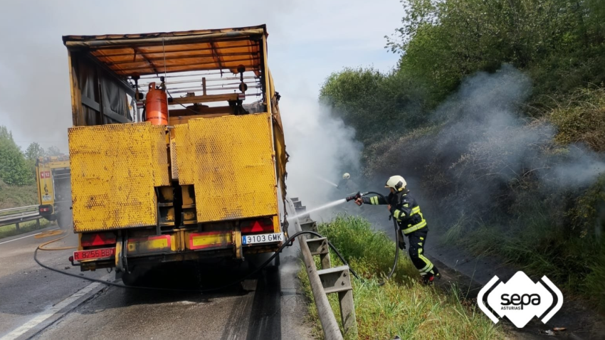 Los bomberos sofocan un camión en llamas en la 'Y'