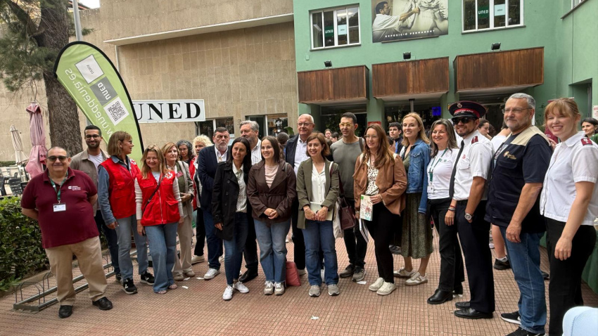 Representantes municipales en la campaña 1 libro x 1 kilo de la Uned Dénia