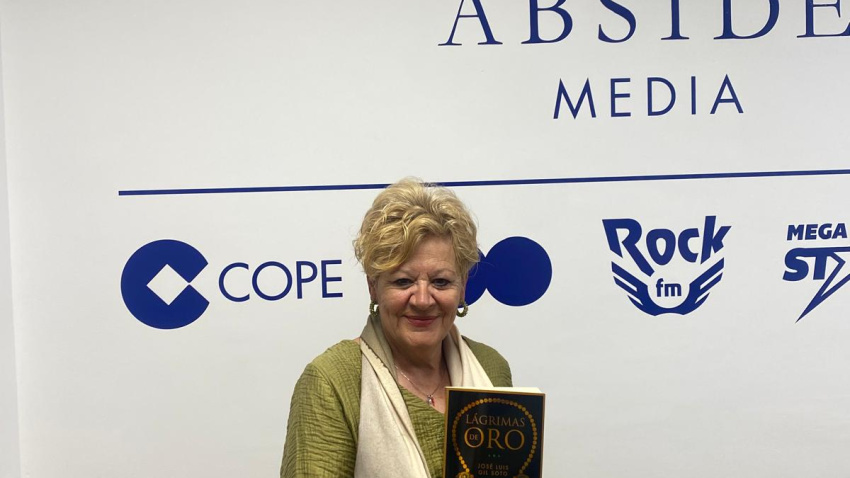 Ana del Val con el libro escogido de entre los que regala COPE a sus oyentes en Vitoria