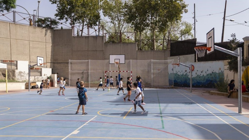 21/12/2023 Infantes jugando a futbol en unn patio de escuela..El Ayuntamiento de Barcelona mantendrá abiertos los patios de 16 centros educativos públicos de la ciudad durante las vacaciones de Semana Santa, del este domingo 28 de marzo al lunes 6 de abril, como mínimo uno en cada distrito.POLITICA AYUNTAMIENTO DE BARCELONA