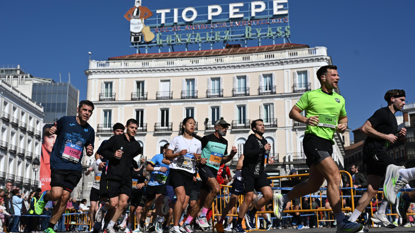 Varios atletas a su paso por la Puerta del Sol durante el Medio Maratón de Madrid