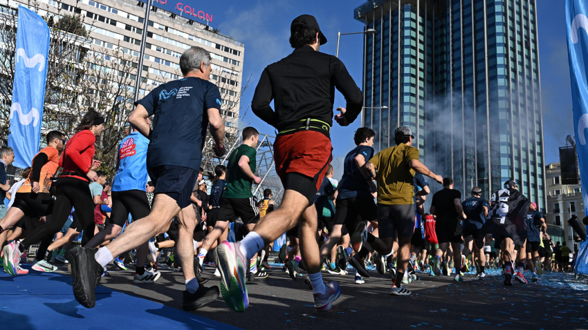 Los corredores toman la salida en el Medio Maratón de Madrid