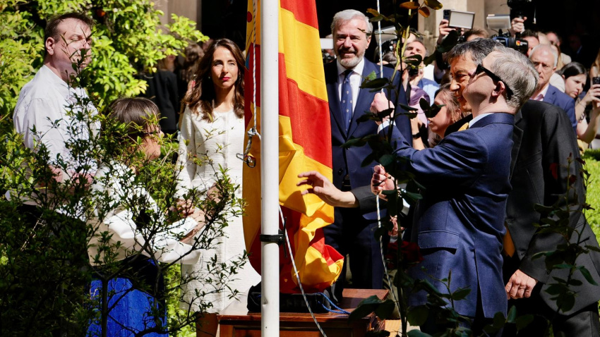 Izado de banderas en el Palacio de la Aljafería previo al inicio del acto.