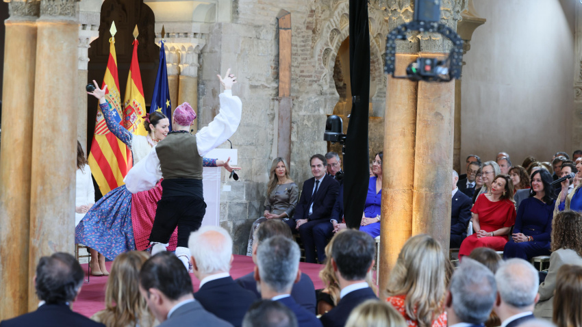 Un acto institucional que ha tenido como banda sonora la jota aragonesa.