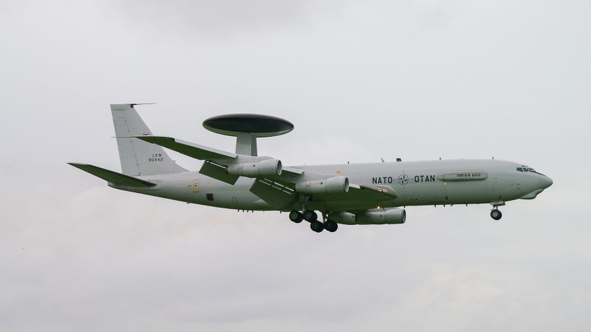 Un Boeing E-3A Sentry AWACS de la OTAN en acto de servicio