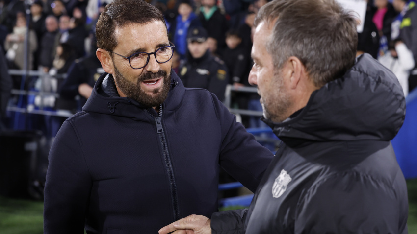 Pepe Bordalás y Hansi Flick se saludan antes del inicio entre Getafe y Barcelona.