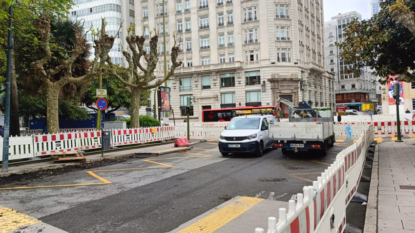 COMUNICADO OFICIAL EL ÚLTIMO DE LA FILA - A CORUÑA (13 JUNIO 2026)Desde la organización del concierto de El Último de la Fila previsto para el 13 de junio en el Estadio de Riazor de A Coruña, informamos de que nos hemos visto obligados a trasladar el evento a un nuevo emplazamiento, por motivos externos a nuestra gestión. Cambios, por supuesto, ajenos a nuestra intención.Tras las consultas realizadas al Ayuntamiento de A Coruña se ha confirmado la imposibilidad de celebrar el evento en el recinto y en la fecha prevista, ante la posible promoción de ascenso a Primera División del equipo residente, el Deportivo de A Coruña, lo que nos obliga a adoptar esta decisión.Desde la organización hemos estado trabajando sin descanso para reprogramar el concierto en otro recinto, manteniendo la fecha prevista del 13 de junio de 2026, y nos complace comunicar que finalmente el evento se celebrará en el Auditorio Monte do Gozo de Santiago de Compostela.Para este nuevo evento de El Último de la Fila en el Auditorio Monte do Gozo de Santiago de Compostela se pondrán a la venta entradas con un precio único de 80,00€ + gastos de gestión. Aquellos asistentes que disponían de entradas de PISTA y MOVILIDAD REDUCIDA para el evento en el Estadio de Riazor, cuyo precio y disposición se mantienen igual, podrán acceder al nuevo recinto sin necesidad de realizar ninguna gestión adicional. Para aquellos asistentes que disponían de entrada de PISTA que no deseen acudir al evento en el nuevo recinto, se ofrecerá la opción de solicitar el reembolso en un plazo máximo de 30 días a contar desde el envío del presente comunicado (es decir, del 22 de abril al 21 de mayo incluido) a través del siguiente formulario.Para aquellos asistentes que disponían de entrada de GRADA (Tribuna, Preferencia o Marathón) se procederá a la devolución automática de todas las entradas, y se habilitará una preventa prioritaria exclusiva para que puedan adquirir nuevas entradas para el nuevo recinto si así lo desean durante 48 horas antes de abrir la venta general a todo el público. La preventa estará disponible desde el jueves 23/04 a las 11:00h hasta el sábado 25/04 a las 10:59h.La venta general de entradas para el nuevo evento de El Último de la Fila en el Auditorio Monte do Gozo de Santiago de Compostela estará disponible a partir del sábado 25 de abril a las 11:00h a través de Ticketmaster, único canal oficial de venta de entradas para este evento.Obras en Entrejardines (A Coruña)