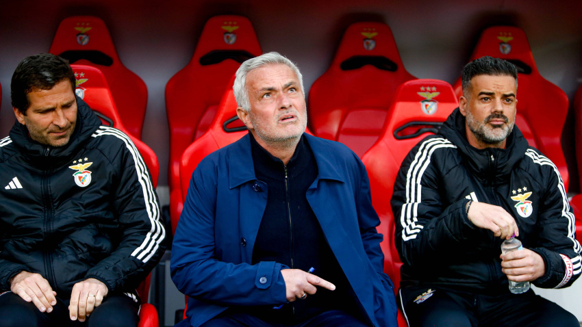 José Mourinho en el banquillo del Benfica