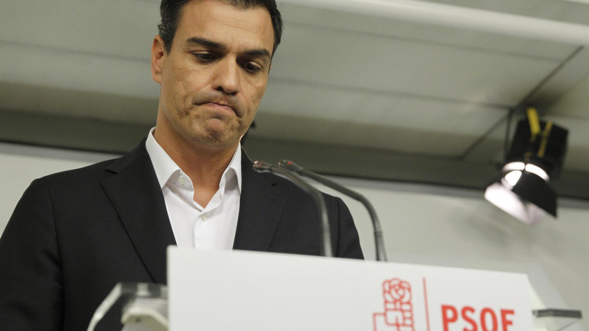 El entonces secretario general del PSOE, Pedro Sánchez, compareciendo tras la dimisión de 17 integrantes de su Ejecutiva y un día antes del Comité Federal