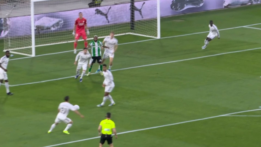 Momento exacto en el que Brahim intenta controlar el balón en el Betis - Real Madrid