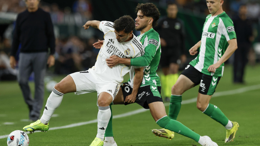 Brahim Díaz protege el balón ante la presión de Abde en el Betis - Real Madrid