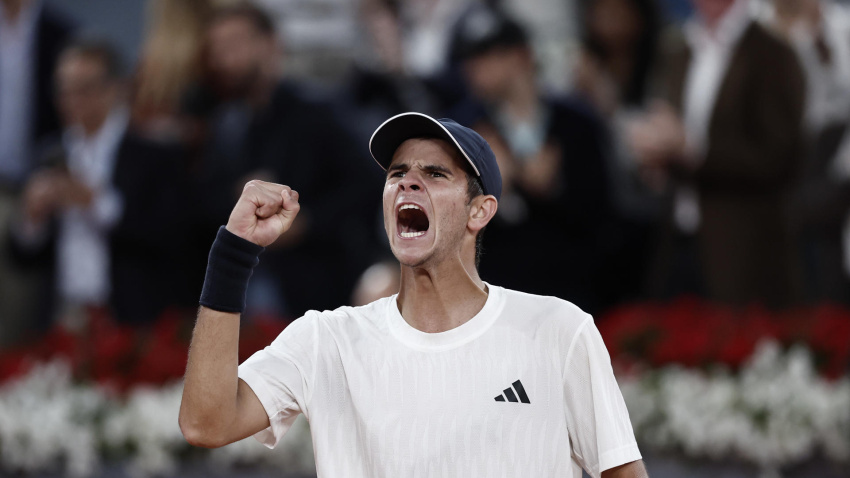 Rafa Jódar celebra su victoria frente al australiano Álex de Minaur en el Mutua Madrid Open