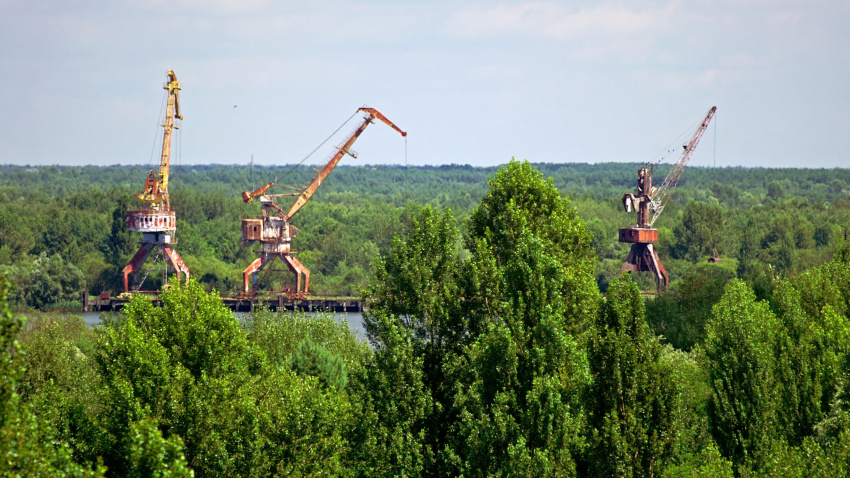 Grúas industriales abandonadas en la zona de Chernóbil. Desastre de Chernóbil.