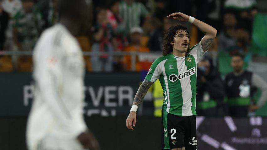 Bellerín celebra su gol en el Betis - Real Madrid
