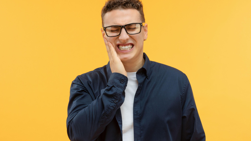 Hombre con dolor de mandíbula