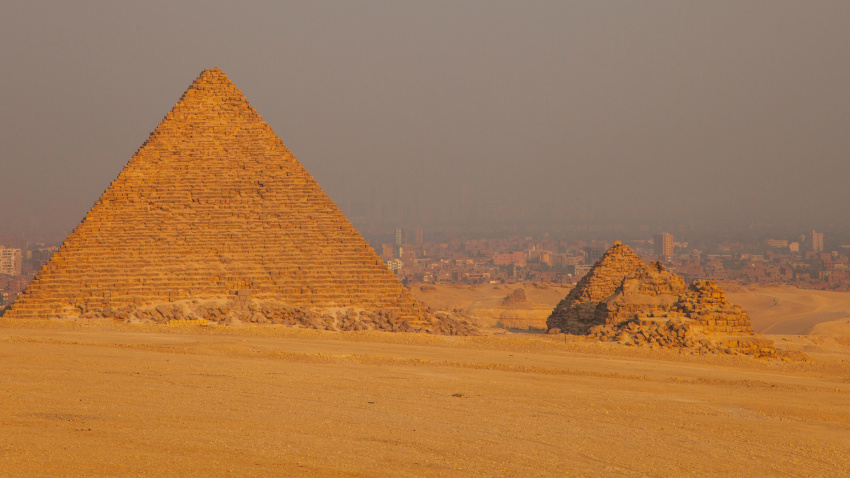 Pirámide de Micerinos y pirámides de las reinas, Meseta de Giza, El Cairo, Valle del Nilo, Egipto.